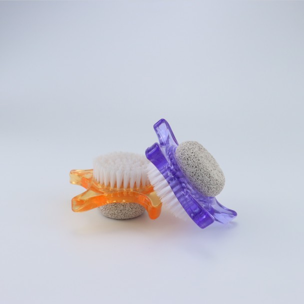 Apakah kegunaan utama berus plastik?